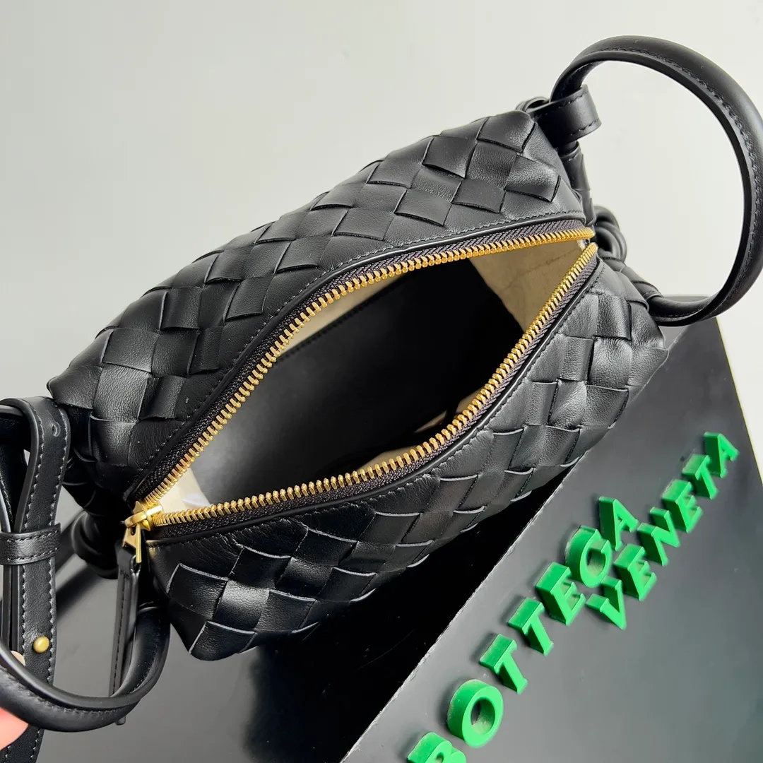 Batch 1360 BOTTEGA VENETA 2024 new loop is here! ! Many girls who like BV have owned the Loop bag. It has a simple appearance, classic weaving, and a compact and lightweight bag shape. This innovation continues the "camera bag" shape. Unlike the traditional Loop bag, which can only be worn as a crossbody bag, this innovation It can be carried by hand or cross-body, satisfying both the concave shape and daily needs. The oversized buckle can be folded and used as a handle. The sultry heat in summer ☀️ usually reduces people's desires. Having a lightweight bag will greatly enhance the happiness of traveling🫧 Style number: 796615 Size: 19*12*9cm